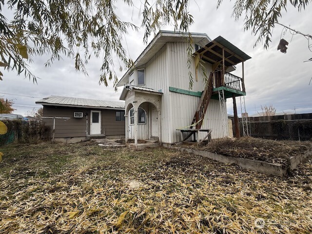 314 Liberty Avenue Granger, WA 98932 - Photo 7 of 26 a view of a house with a yard