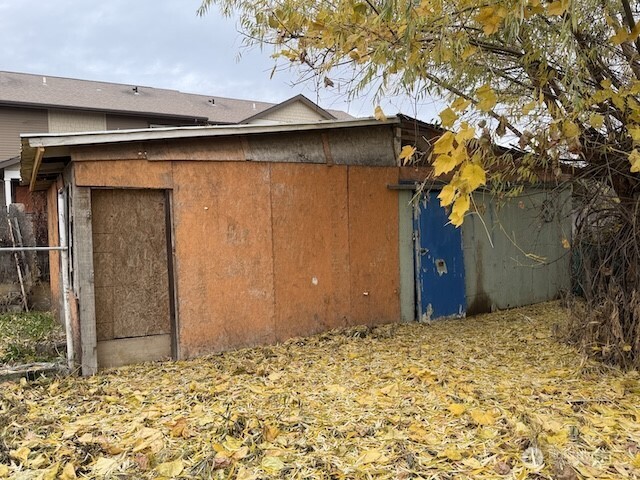 314 Liberty Avenue Granger, WA 98932 - Photo 8 of 26 a house with a outdoor space