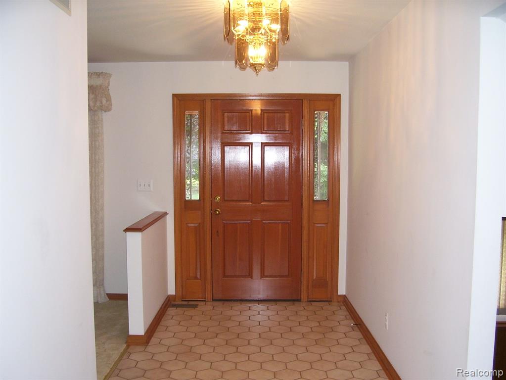 1185 East Gunn Road Rochester, MI 48306 - Photo 3 of 30