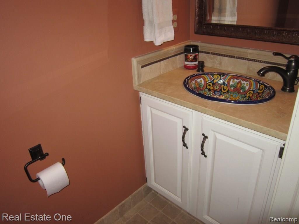 45347 Courtview Trail Novi, MI 48375 - Photo 18 of 31 powder room.JPG