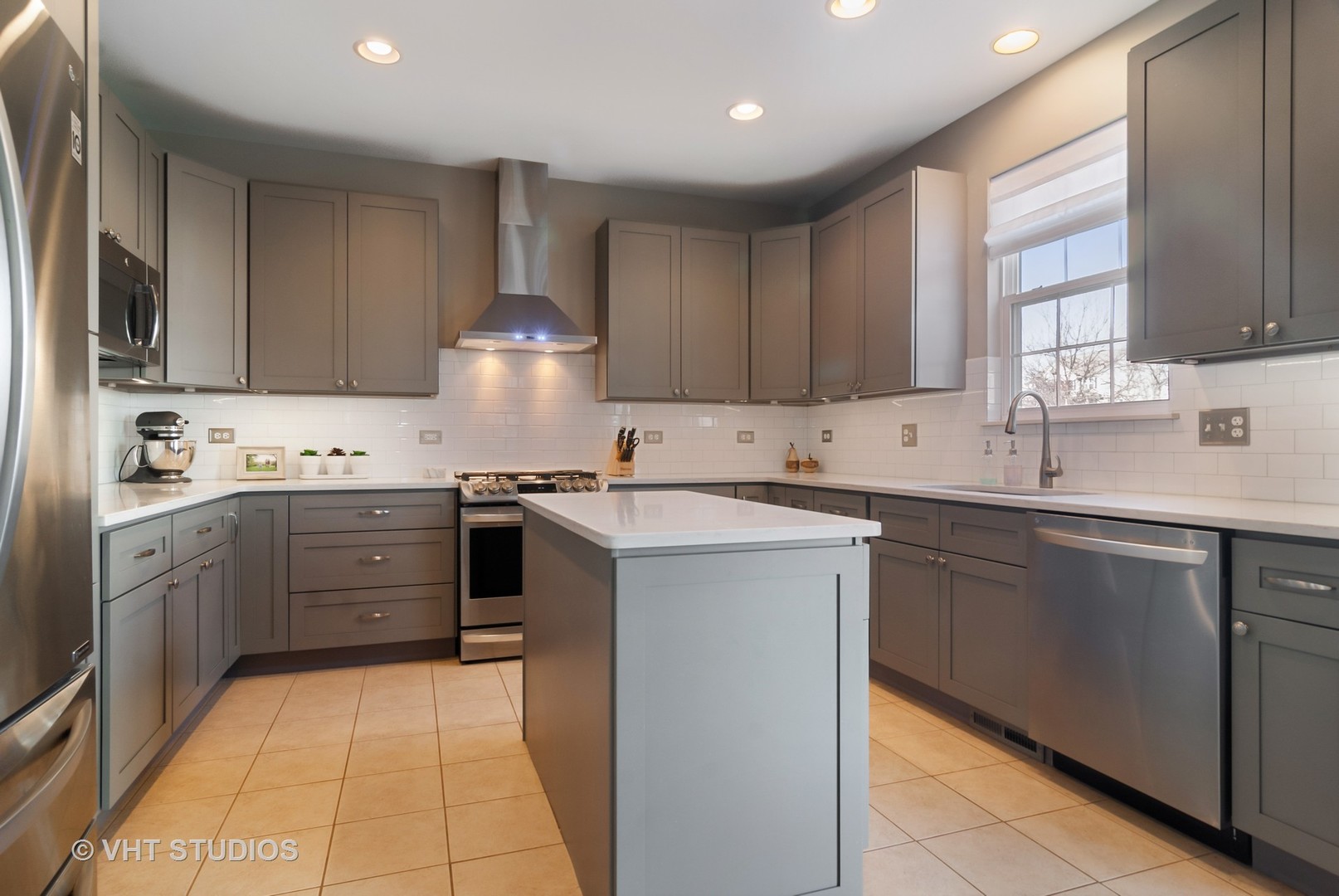 310 Monument Road Elgin, IL 60124 - Photo 7 of 33