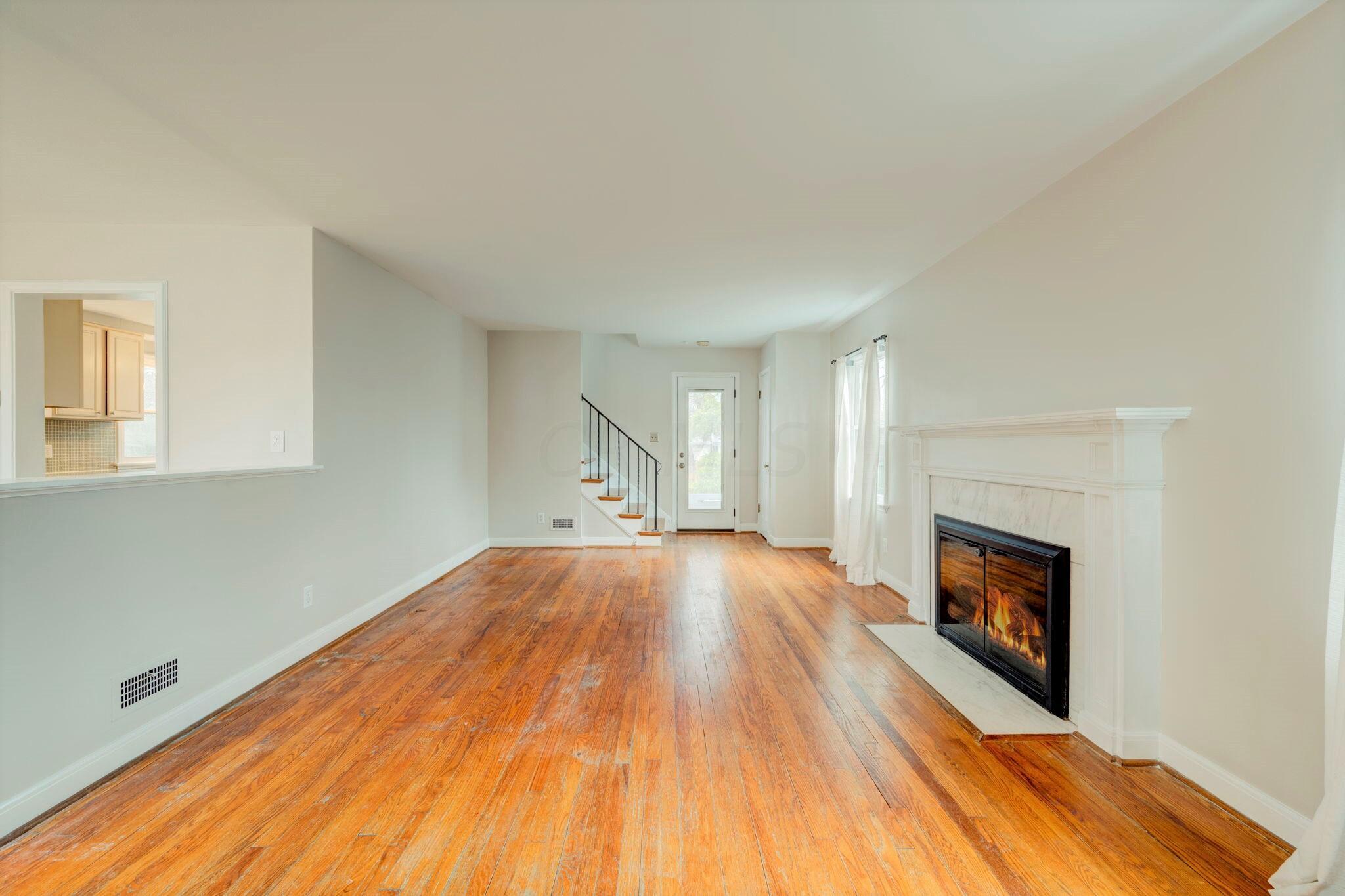 621 Garden Road Columbus, OH 43214 - Photo 7 of 38 Living Room with Fireplace