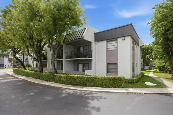 $2,200 | 10431 North Kendall Drive, Unit D204, Miami, FL 33176