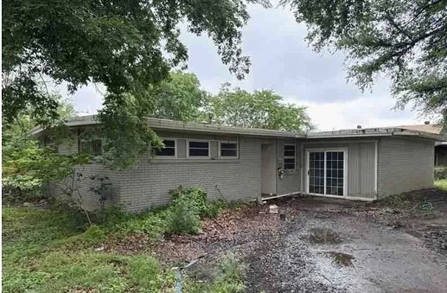 a house view with a backyard space