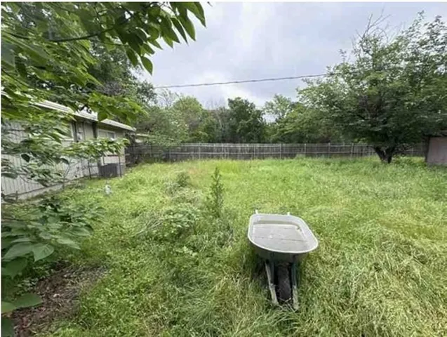 a view of a back yard