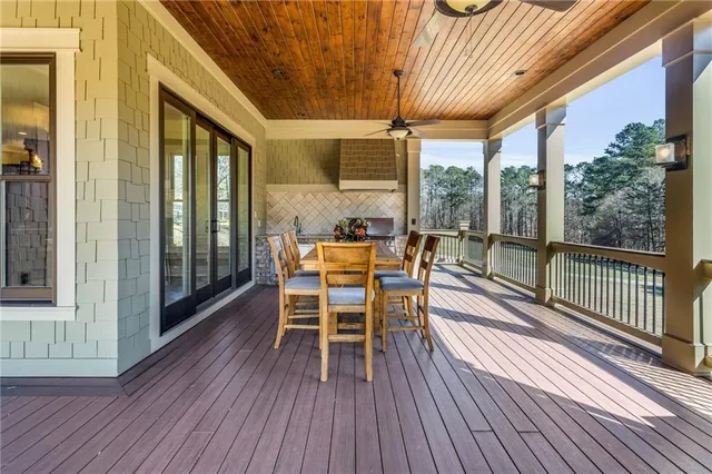 a view of a backyard