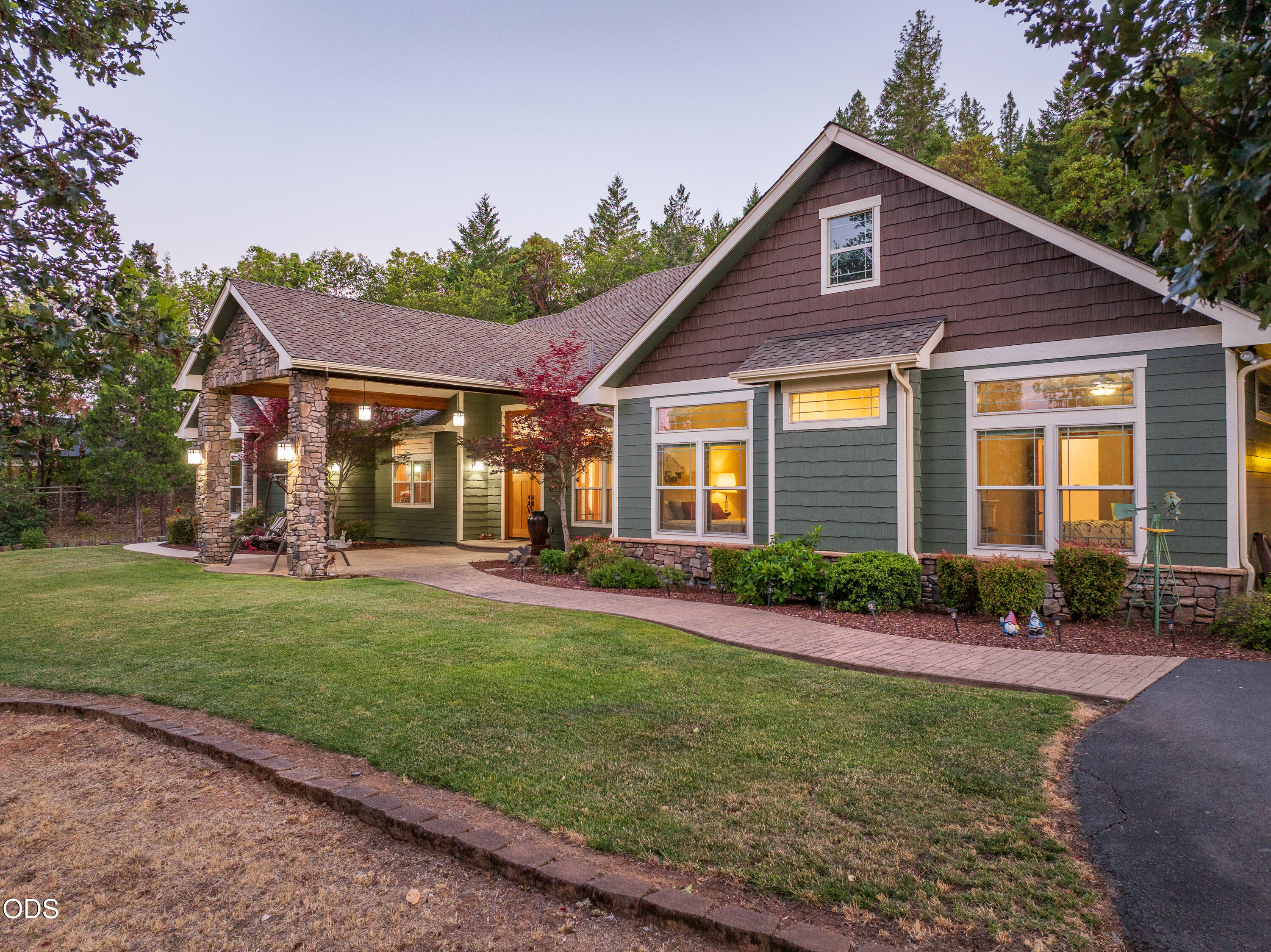 1321 Falcon Crest Lane Merlin, OR 97532 - Photo 6 of 57