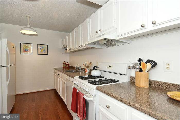 11835 Shire Court, Unit 21B Reston, VA 20191 - Photo 9 of 14 Kitchen