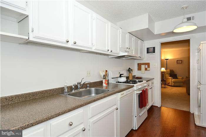 11835 Shire Court, Unit 21B Reston, VA 20191 - Photo 10 of 14 Kitchen