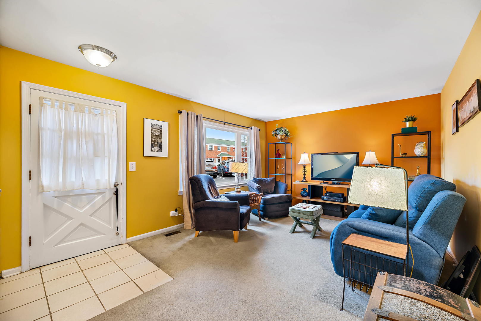 2142 Rugen Road, Unit C Glenview, IL 60026 - Photo 3 of 24 a living room with furniture and a flat screen tv