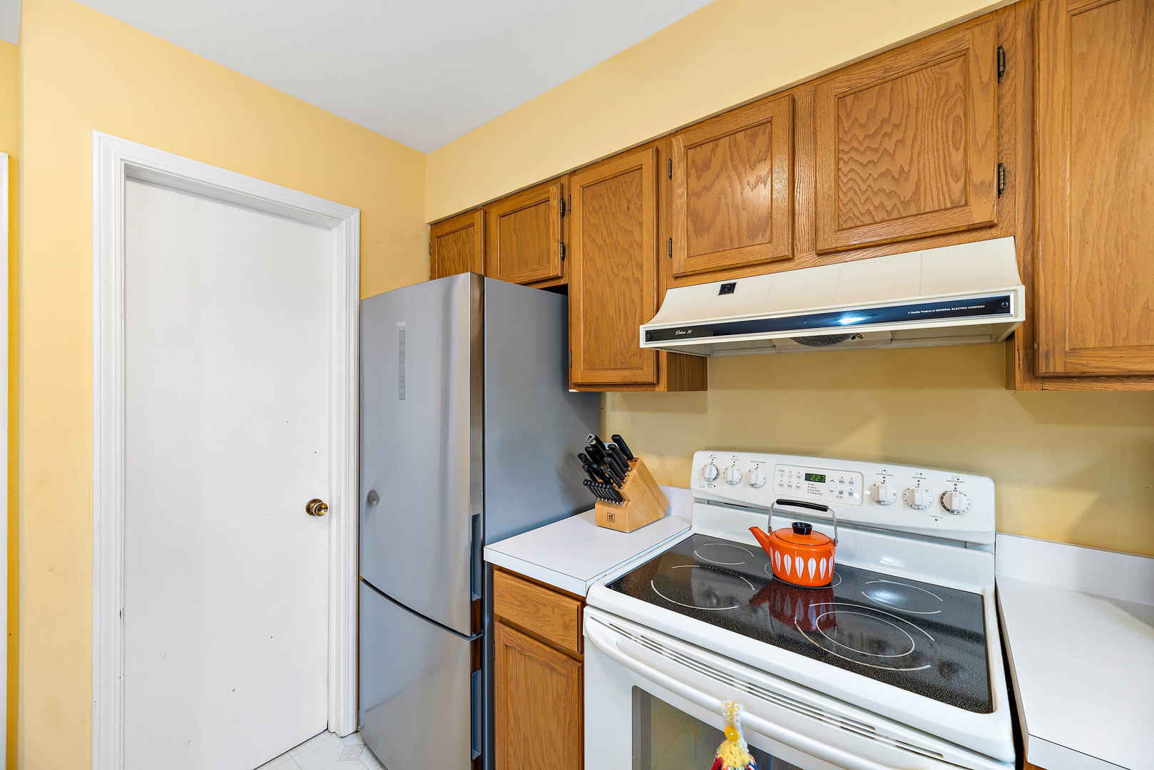 2142 Rugen Road, Unit C Glenview, IL 60026 - Photo 6 of 24 a kitchen with a refrigerator and cabinets