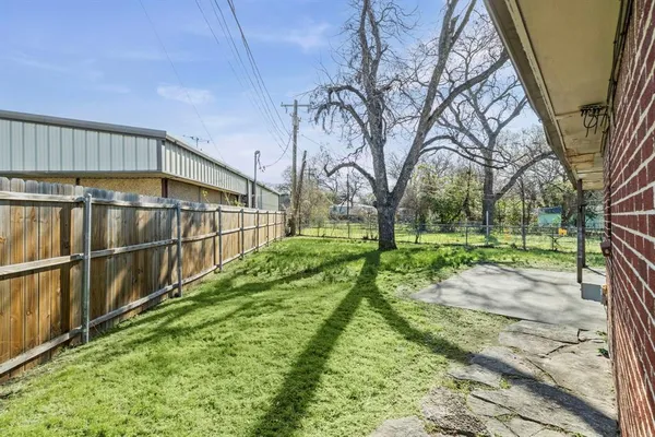$210,000 | 660 Schieme Street, River Oaks, TX 76114