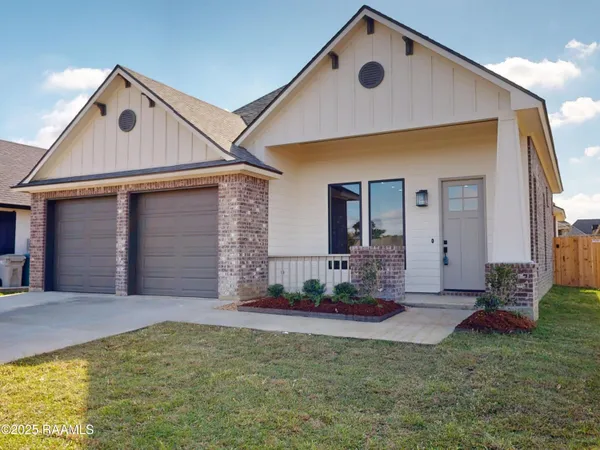 $347,500 | 138 Lakes Edge Drive, Broussard, LA 70518