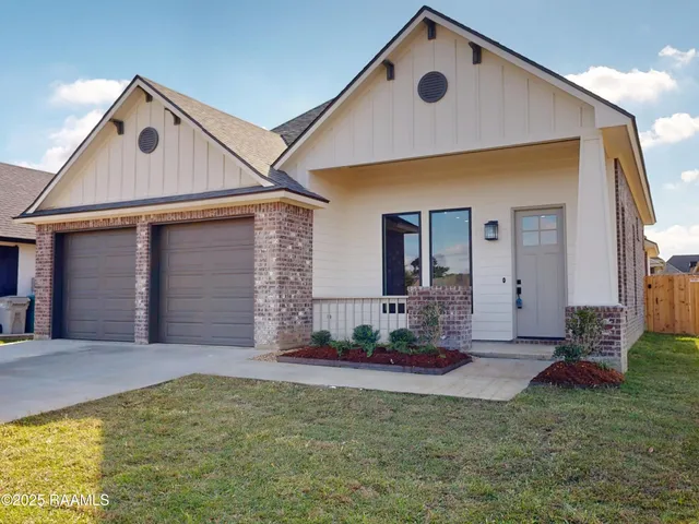 $358,700 | 138 Lakes Edge Drive, Broussard, LA 70518