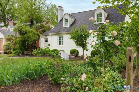 a view of a house with backyard and garden