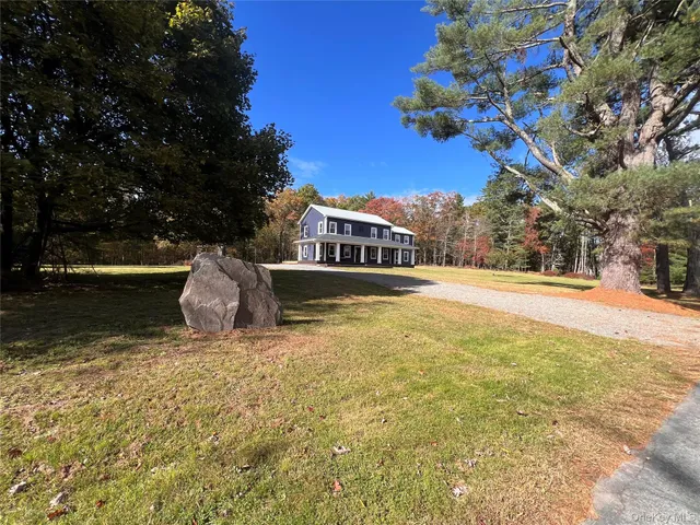 a view of a house with a yard