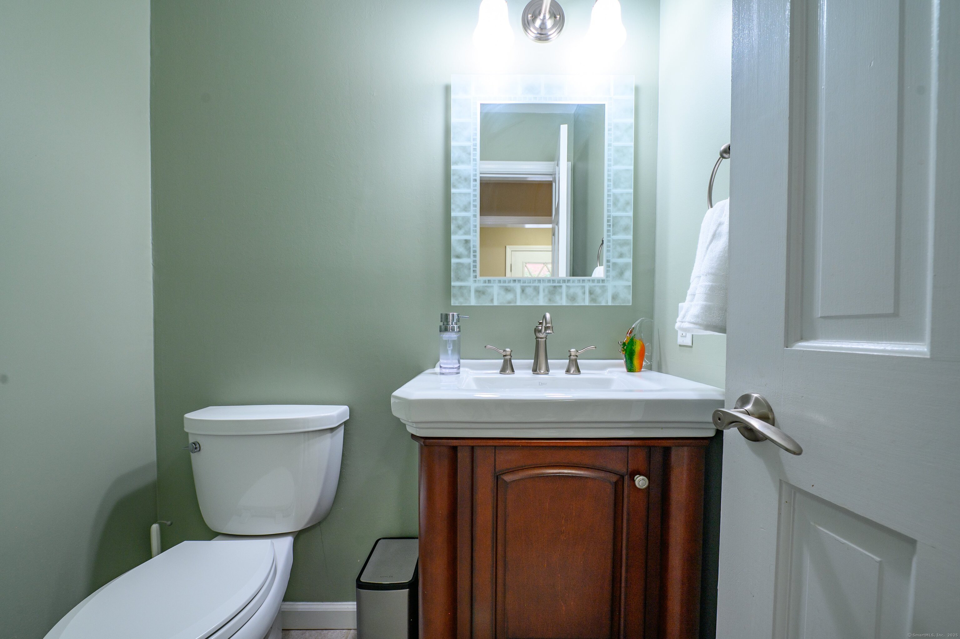85 Inverness Court Cheshire, CT 06410 - Photo 18 of 40 a bathroom with a toilet sink and mirror