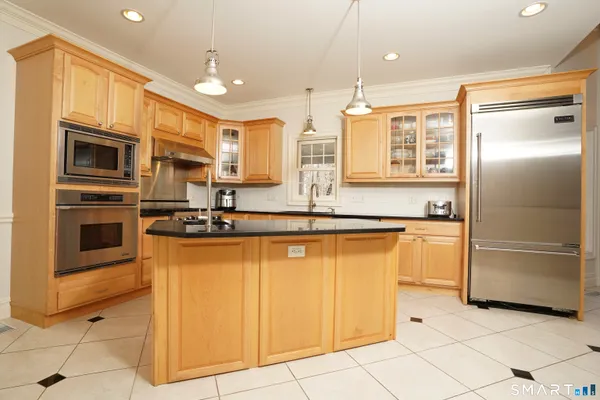 $1,300,888 | 10 Whispering Hollow Court, Cheshire, CT 06410