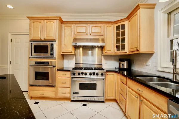 $1,300,888 | 10 Whispering Hollow Court, Cheshire, CT 06410