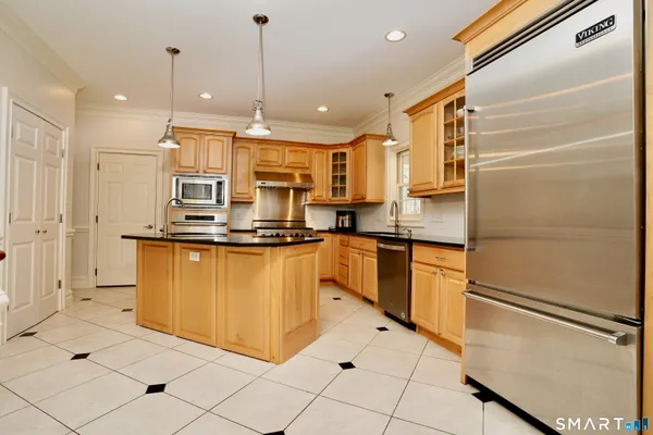 $1,300,888 | 10 Whispering Hollow Court, Cheshire, CT 06410