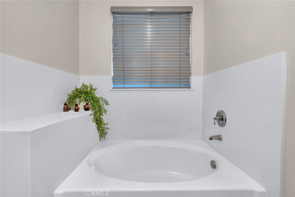 1476 Dynes Street Merced, CA 95348 - Photo 22 of 39 primary soaker tub