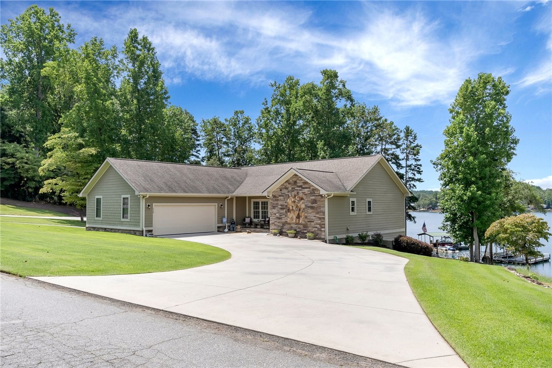 110 Walker Point Seneca, SC 29672 - Photo 1 of 47