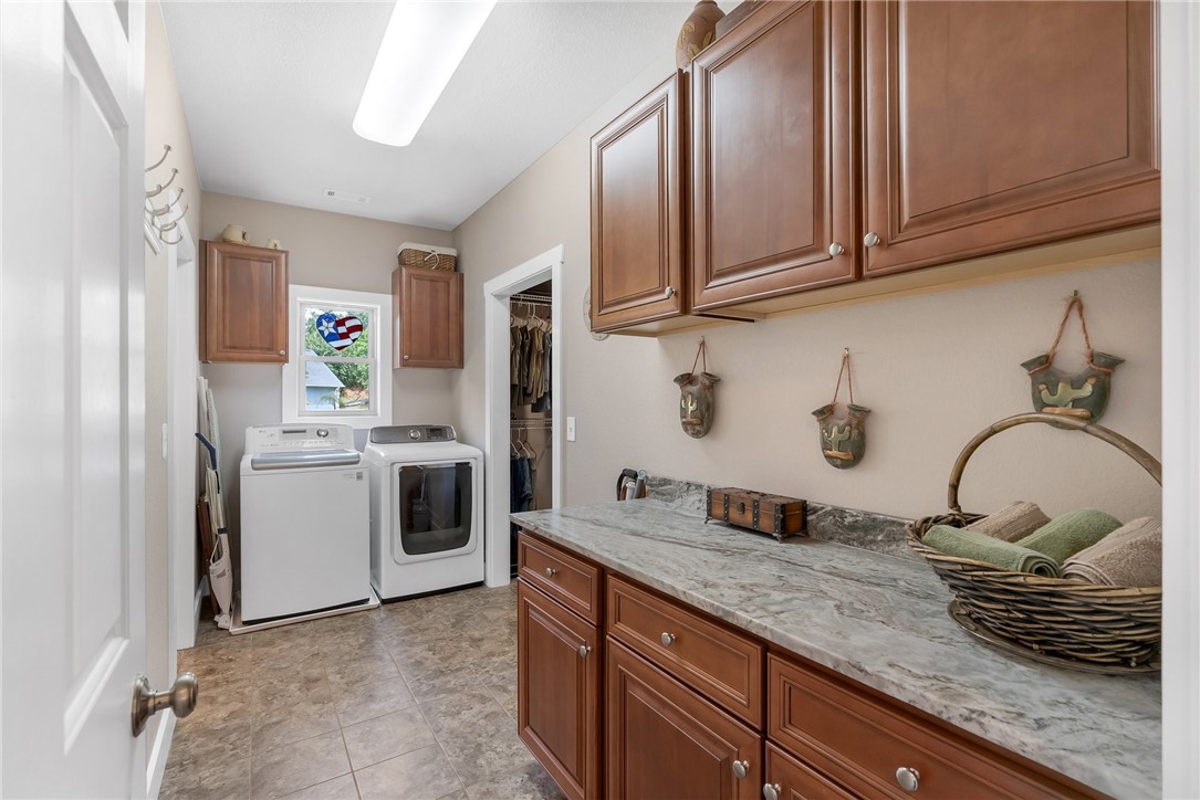 110 Walker Point Seneca, SC 29672 - Photo 13 of 47