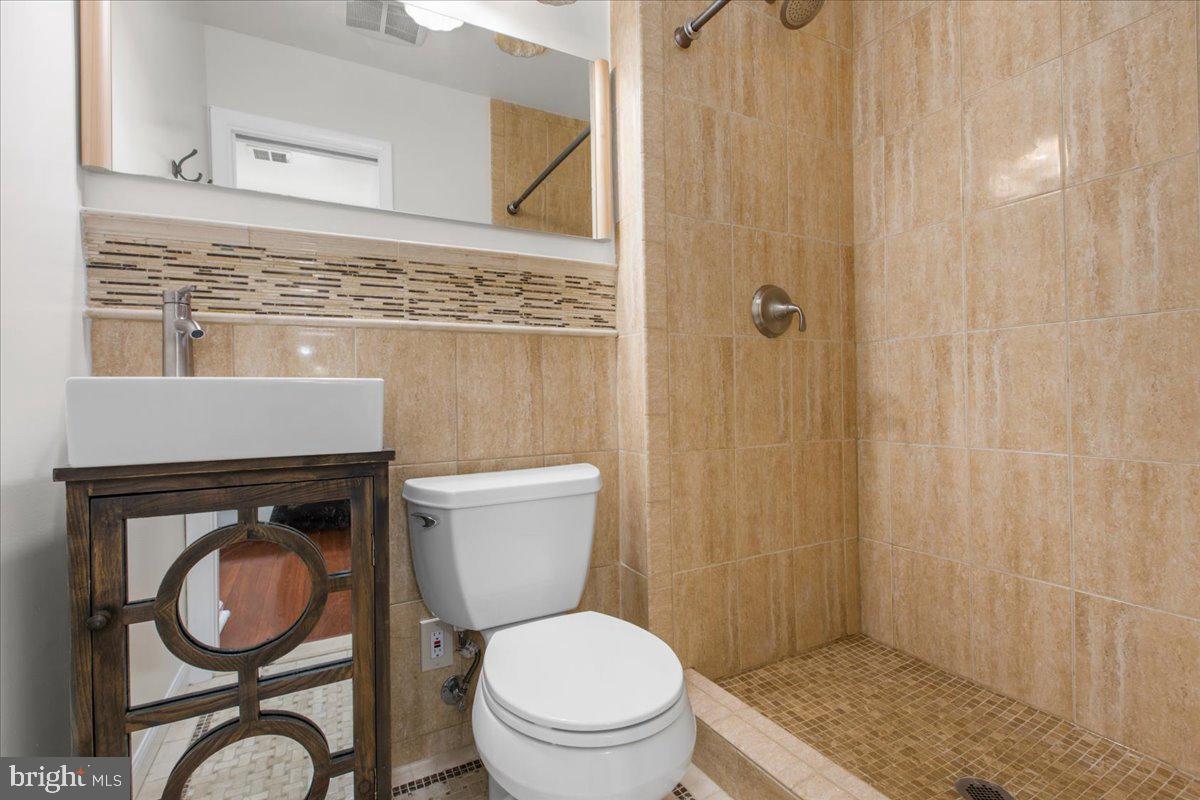 7962 Inverness Ridge Road Potomac, MD 20854 - Photo 21 of 46 Primary Bathroom
