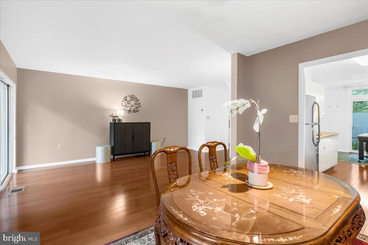 7962 Inverness Ridge Road Potomac, MD 20854 - Photo 10 of 46 Living Room