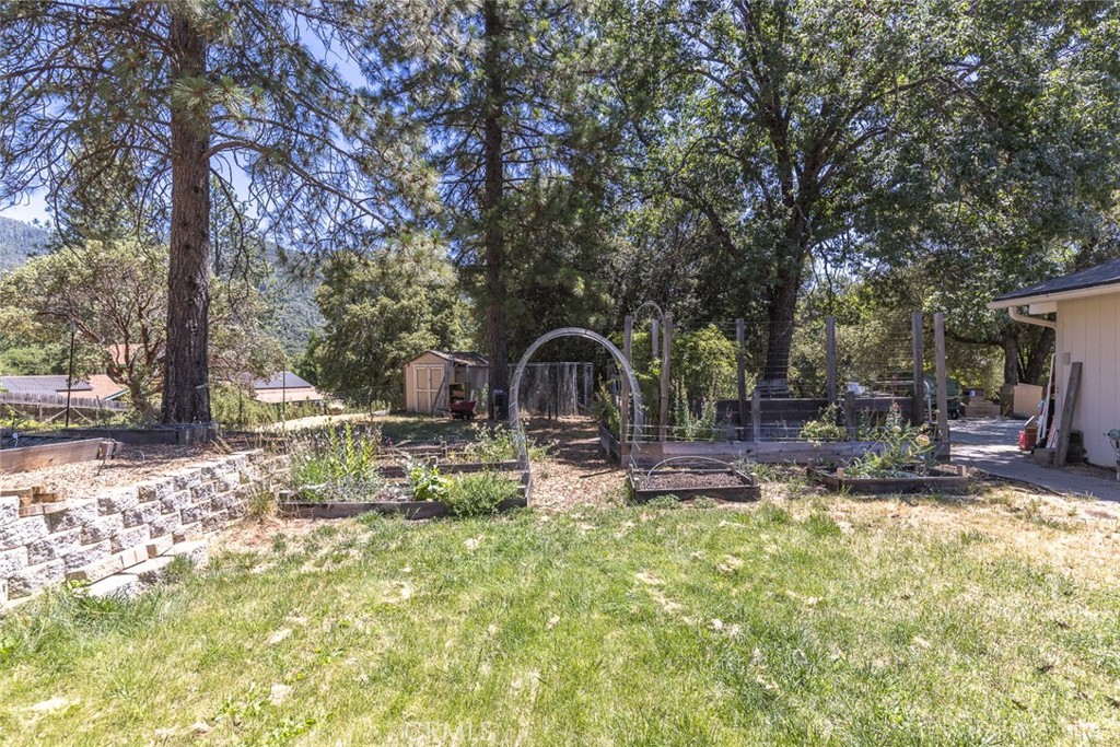 45315 Forest Ridge Drive Ahwahnee, CA 93601 - Photo 64 of 75 a backyard of a house with table and chairs