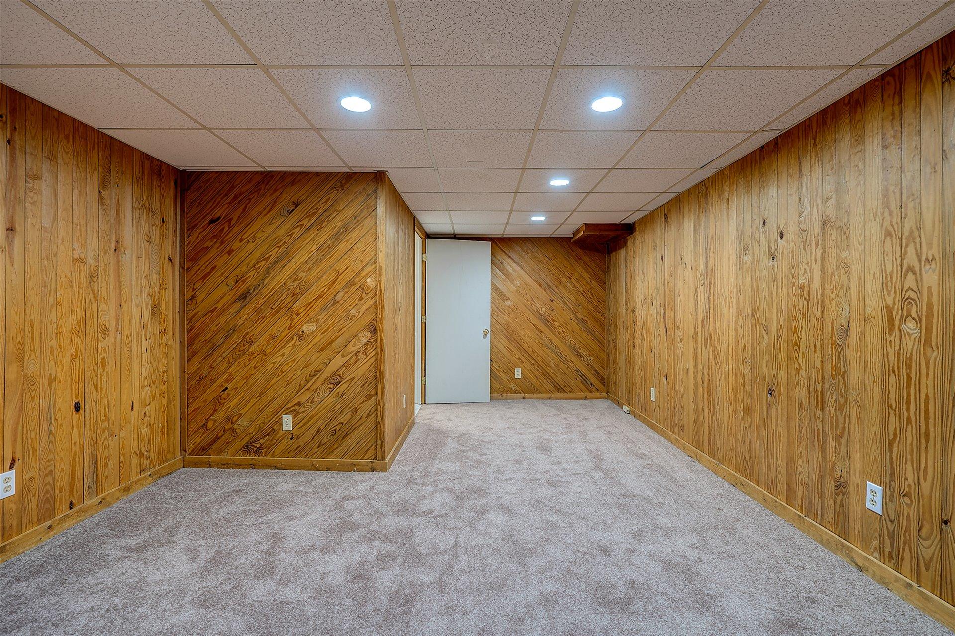 3026 Sedgefield Road Southwest Roanoke, VA 24018 - Photo 20 of 25 an empty room with a empty space