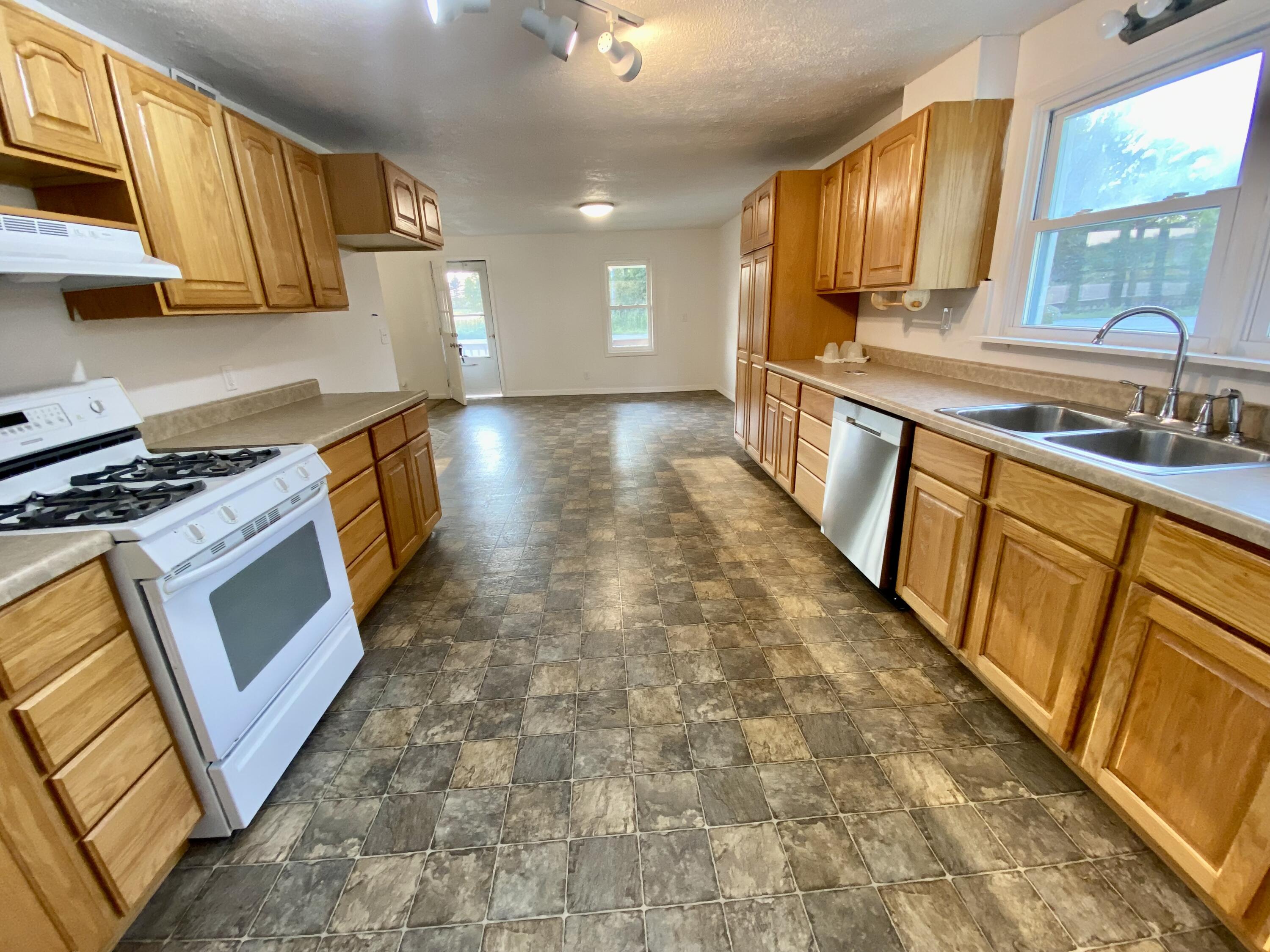 4985 Maple Road Manistee, MI 49660 - Photo 2 of 28 Spacious kitchen and breakfast area
