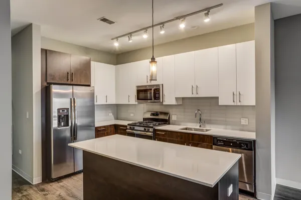 $3,545 | 851 West Grand Avenue, Unit 404, Chicago, IL 60642