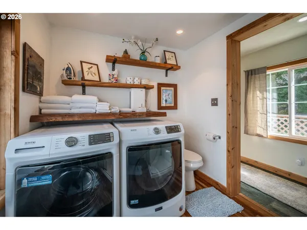 a view of kitchen with washer and dryer
