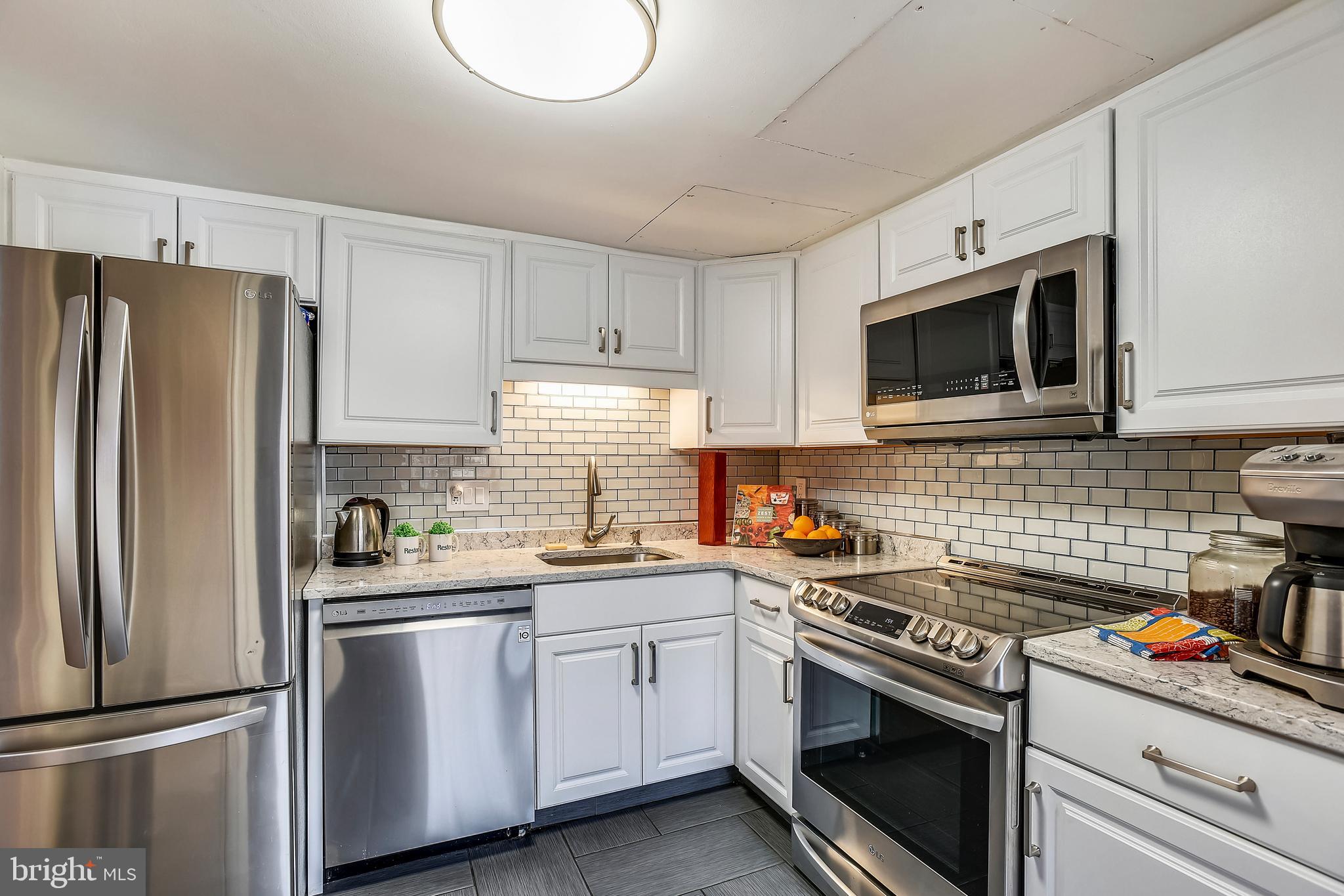 1606 Chimney House Road Reston, VA 20190 - Photo 5 of 47 Kitchen that sparkles!