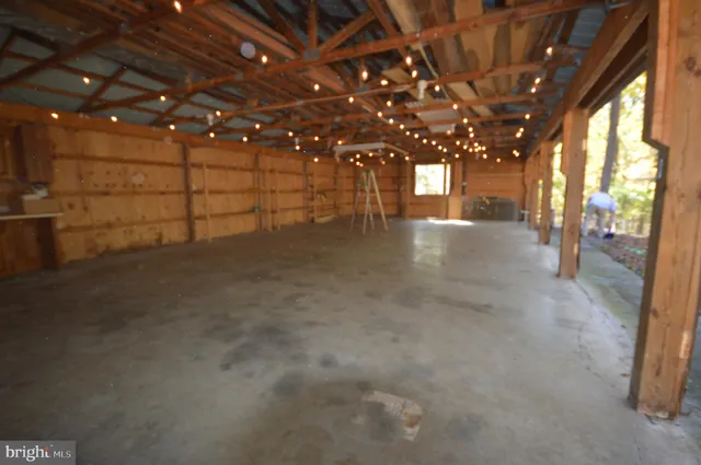 a view of backyard of the house