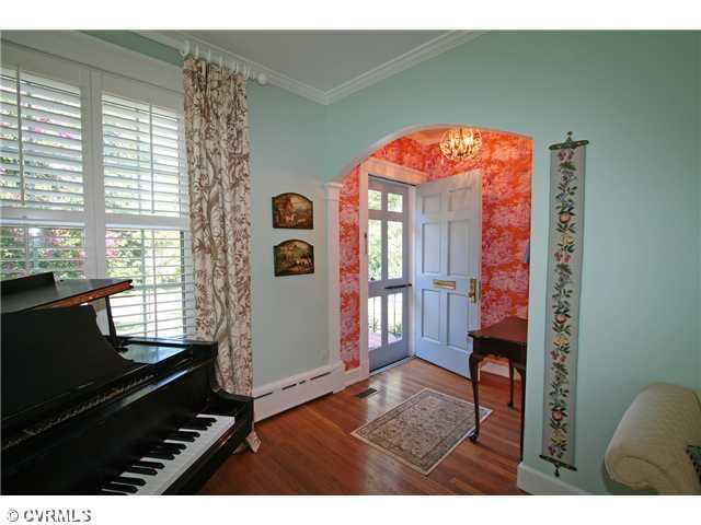 6005 Howard Road Richmond, VA 23226 - Photo 3 of 24 Living Room - Toward the foyer