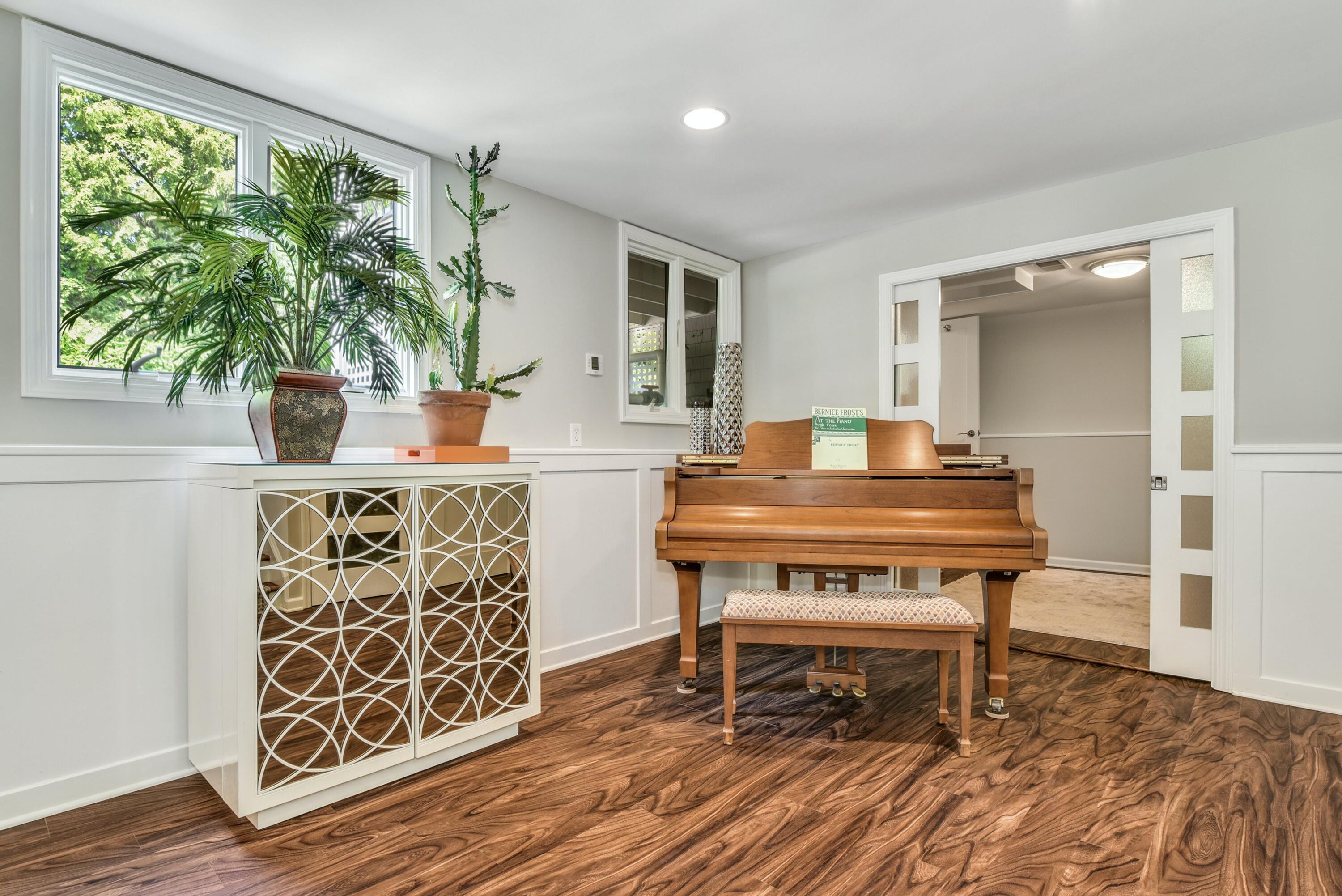 9 Top Sail Road Rowayton, CT 06853 - Photo 18 of 30 a room with furniture and a potted plant