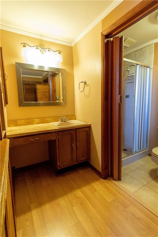3380 Ridgway Street Pittsburgh, PA 15213 - Photo 12 of 25 Master dressing room/bathroom. This full bath is outfitted with a stand-up shower.