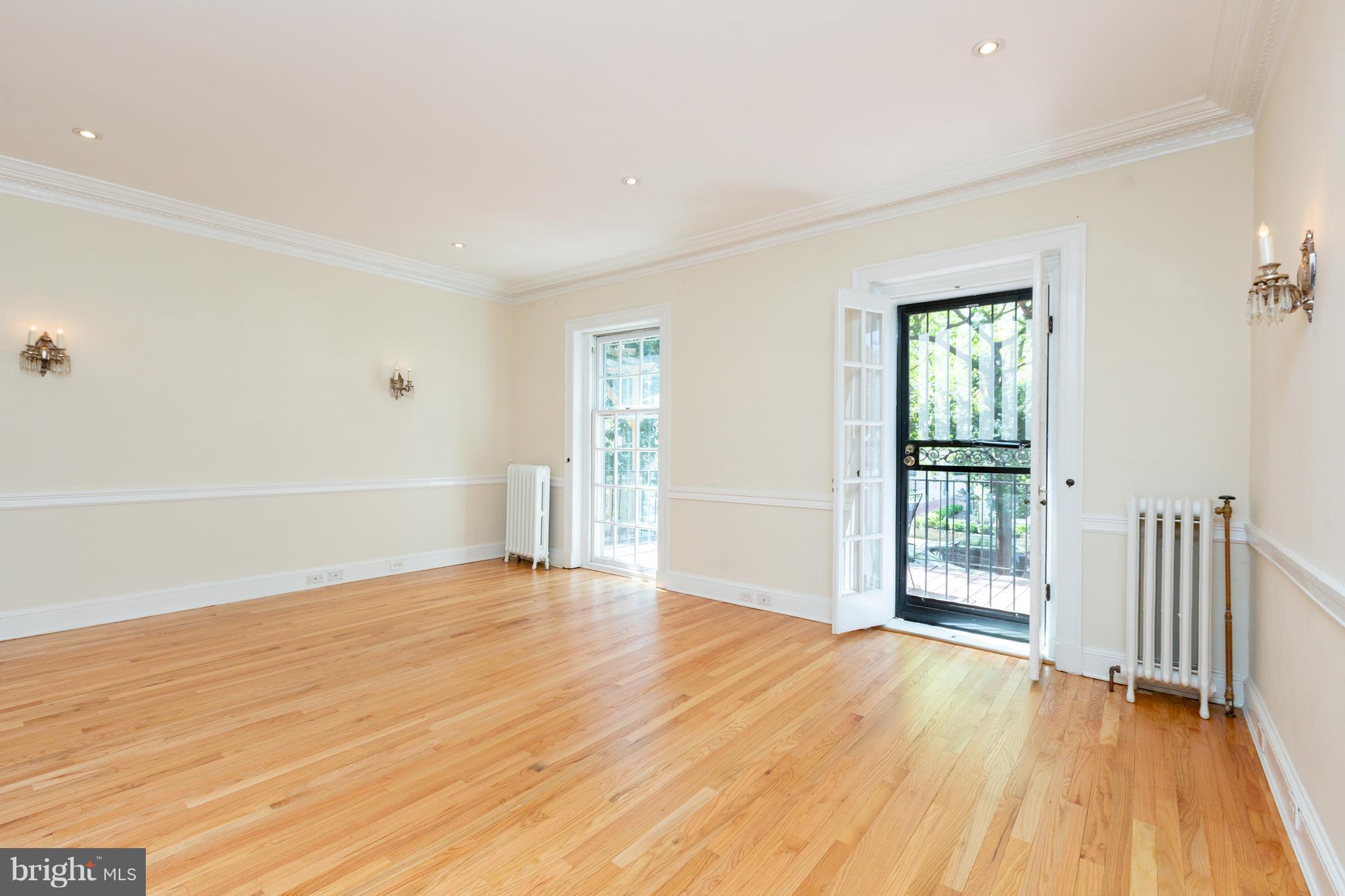 2321 Ashmead Place Northwest Washington, DC 20009 - Photo 4 of 30 Owner's Unit Living Room w/ private balcony