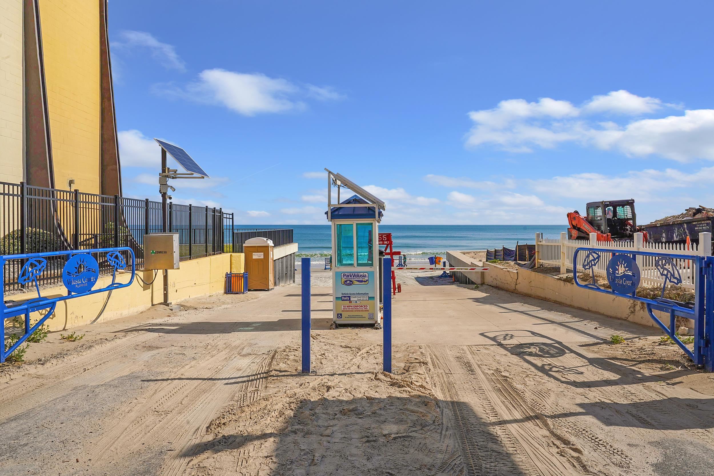 121 Harrison Road Daytona Beach, FL 32118 - Photo 46 of 48 a view of a terrace with wooden floor and city view