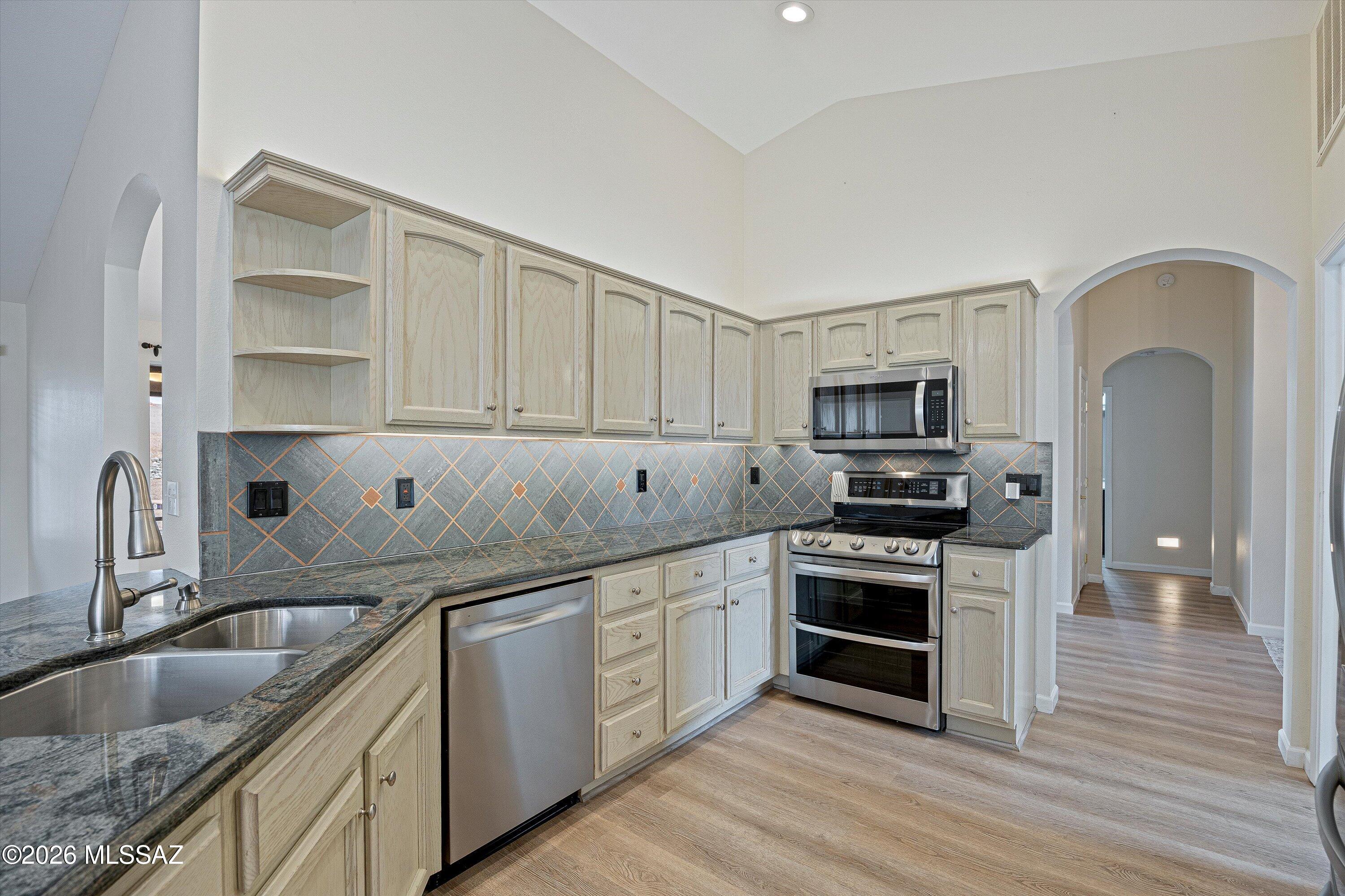 36967 South Ridgeview Boulevard Tucson, AZ 85739 - Photo 17 of 51 Large Kitchen