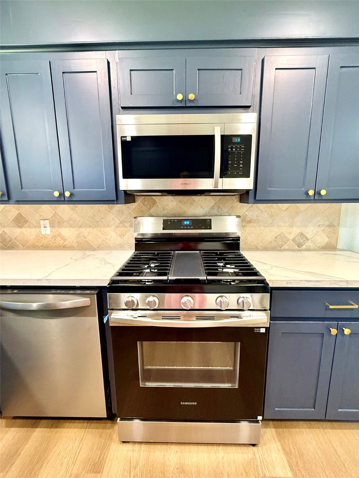 129 Chestnut Street Lake Jackson, TX 77566 - Photo 9 of 20 Stunning modern appliances for a sleek, updated kitchen.