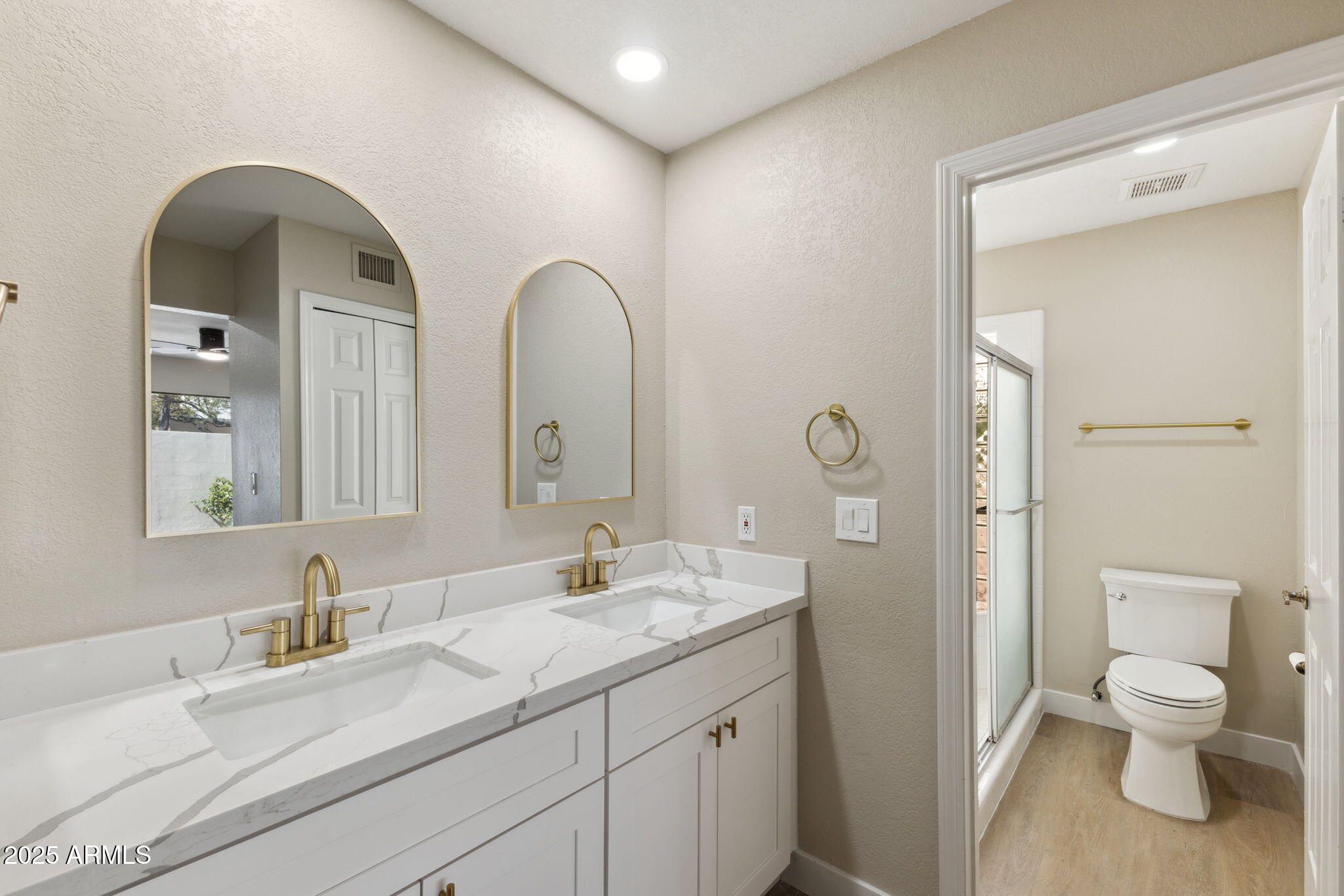 5310 North 24th Place Phoenix, AZ 85016 - Photo 18 of 35 a bathroom with a toilet a sink and mirror