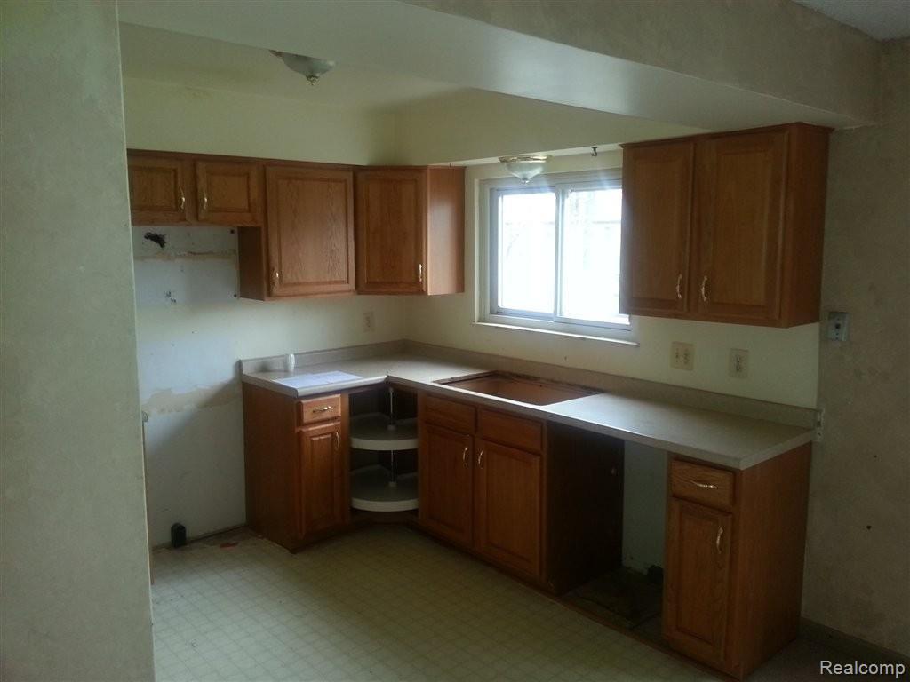 5811 Crescent Road Waterford, MI 48327 - Photo 2 of 5 Kitchen