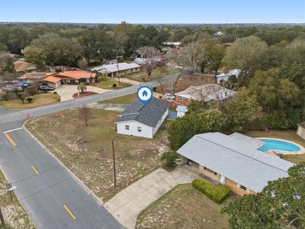 a view of a house with a yard