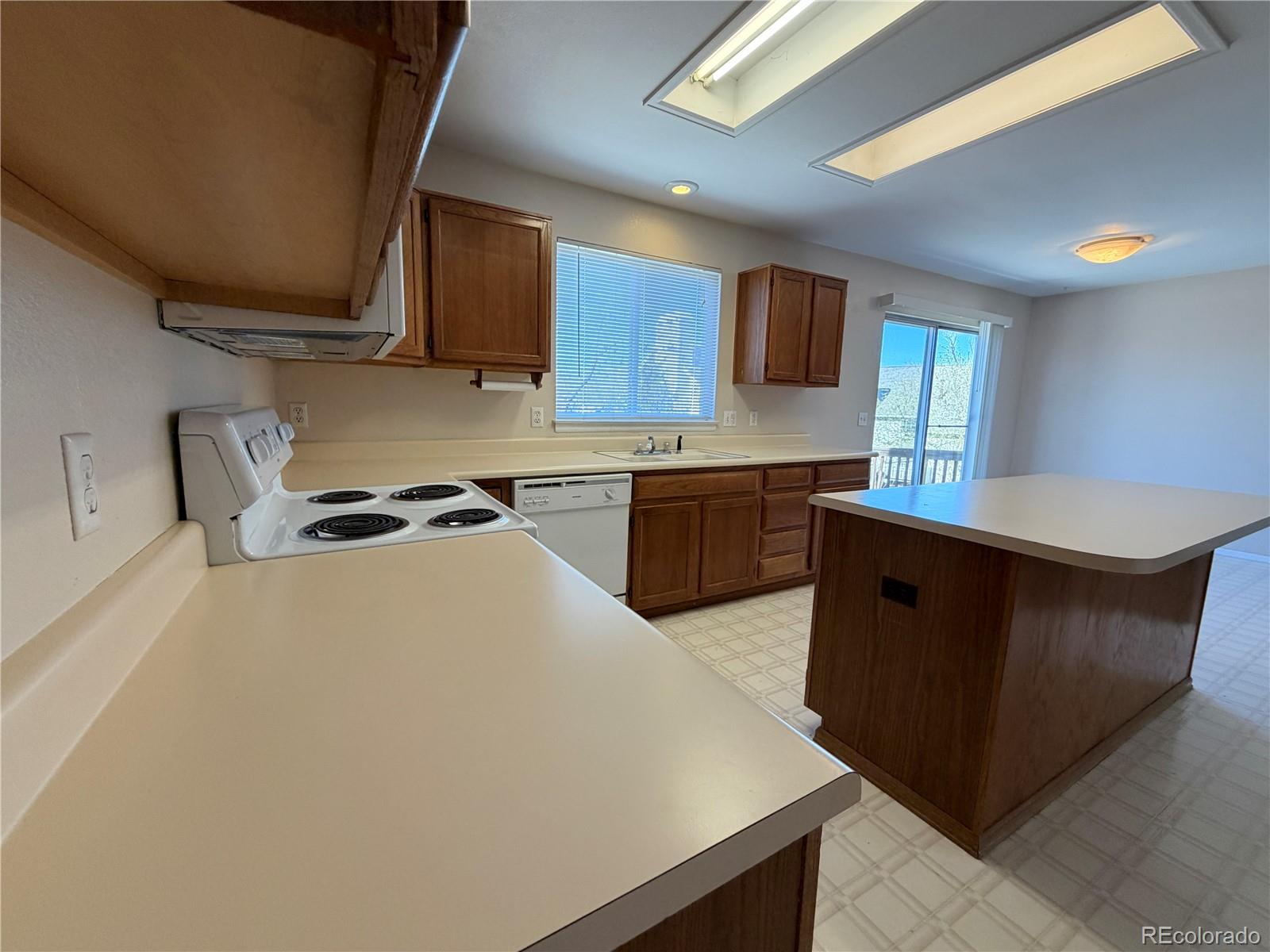 3210 South Biscay Way Aurora, CO 80013 - Photo 3 of 27