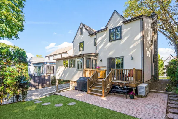 $1,049,000 | 206 Knollwood Avenue, Mamaroneck, NY 10543