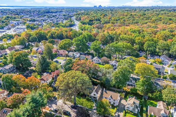 $1,049,000 | 206 Knollwood Avenue, Mamaroneck, NY 10543