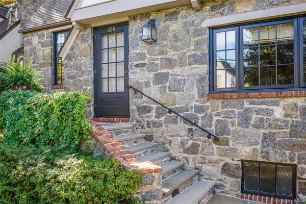 $1,049,000 | 206 Knollwood Avenue, Mamaroneck, NY 10543
